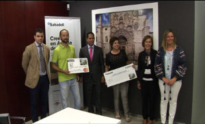 Los agraciados con la Concejala de Comercio y Consumo, la presidenta de ACOA y los representantes de Banco Sabadell