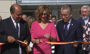 La alcaldesa de Aranda, con el Director de Transportes de la Junta, Ignacio Santos, y el Subdelegado del Gobierno, Roberto Saiz, en la inauguración de Fiduero. 