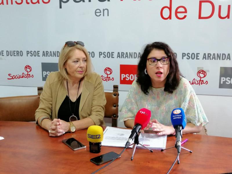 Amparo Simón (i) y Mar Alcalde (d) sobre rueda de prensa del PSOE